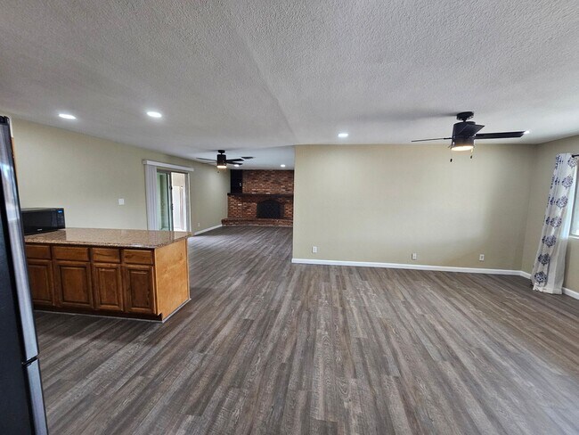 Building Photo - Spacious 4 bd room 2-bth home with pool in...