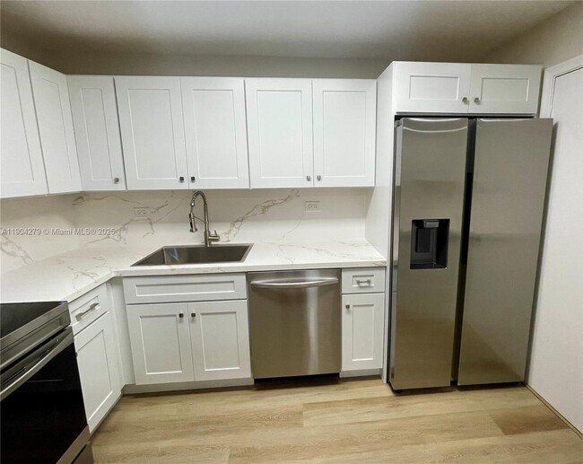 Building Photo - 8107 SW 72nd Ave