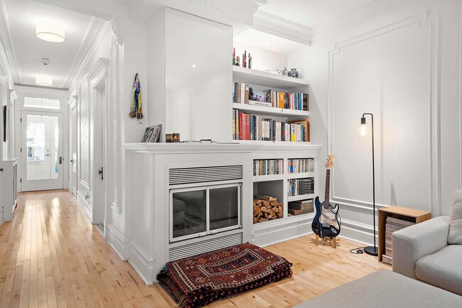 Building Photo - 4640 Rue Jeanne-Mance