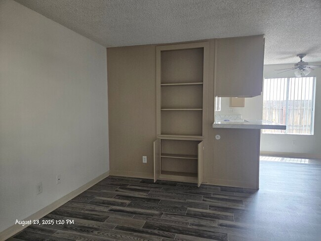 Foto del edificio - 991 N Mollison Ave