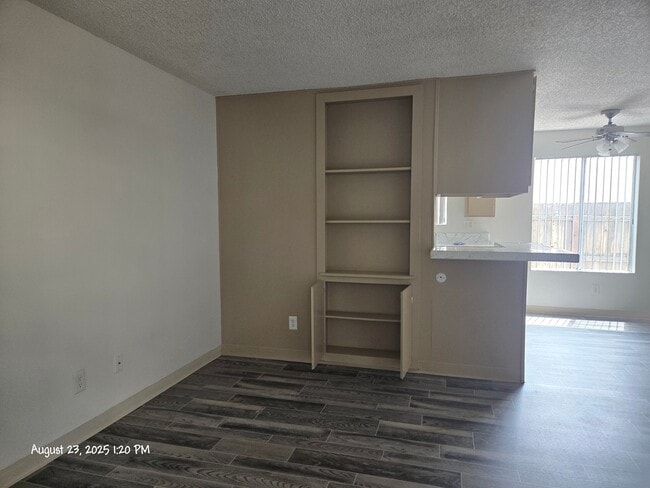 Building Photo - 991 N Mollison Ave