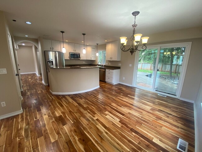 Building Photo - A gorgeous Eagle River home with views for...
