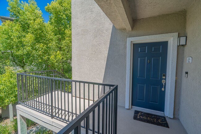 Foto del edificio - 1 Bedroom + Loft in the Bordeaux Community of Saugus!