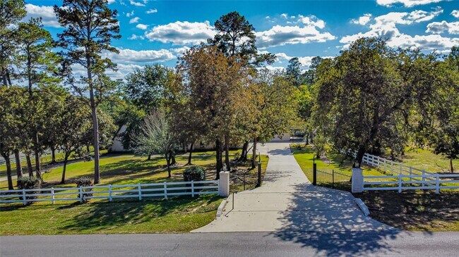 Building Photo - 15569 Crown Oaks Dr