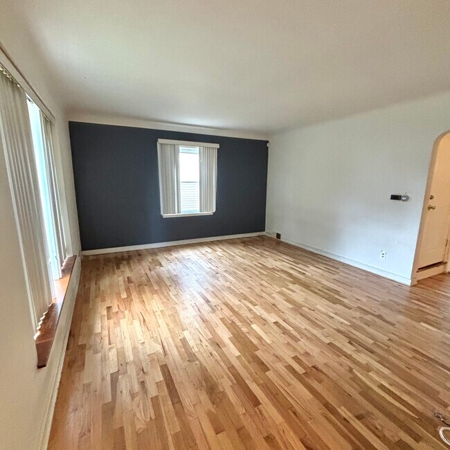 Foto del edificio - 1401 Loraine Ave