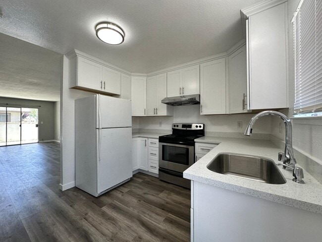 Foto del edificio - 4402 Bel Estos Way is now open for rent!