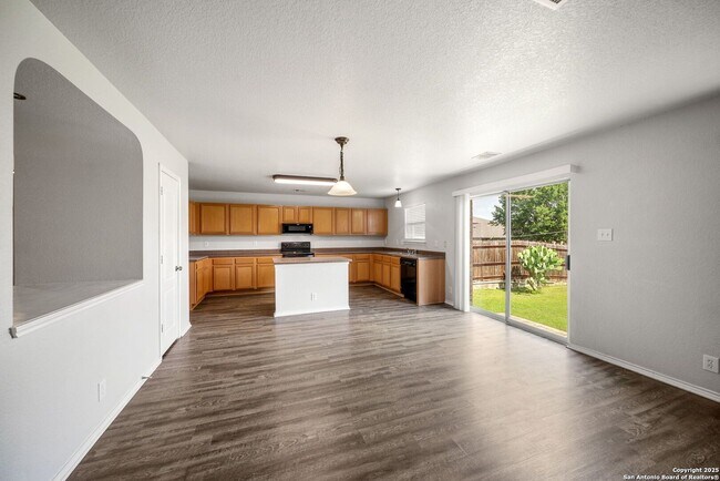 Foto del edificio - 4 Bedroom 2.5 Bathrooms located in Sundance Square Subdivision