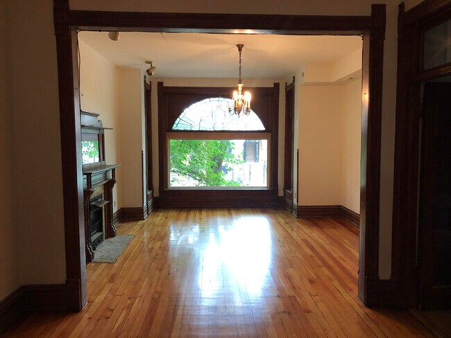 Building Photo - 1047 N Hoyne Ave
