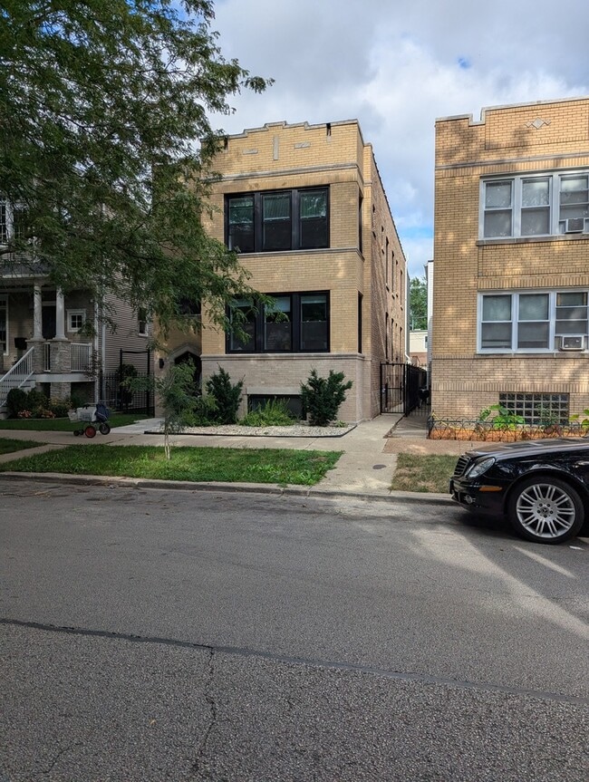 Building Photo - 3707 N Sacramento Ave
