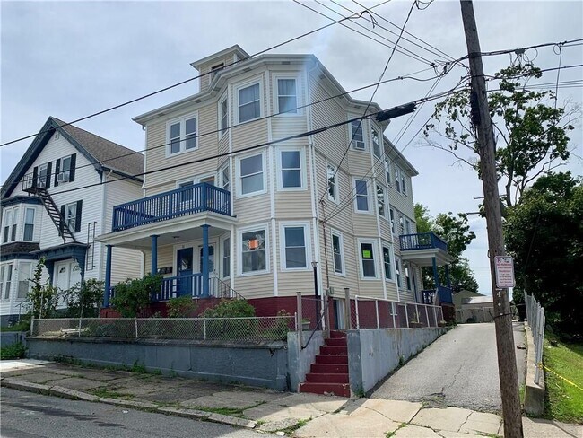 Building Photo - 32 Sisson St