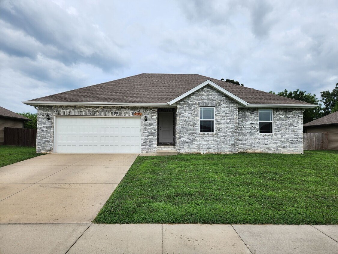 Primary Photo - Spacious 3-Bedroom, 2-Bathroom Home AVAILA...