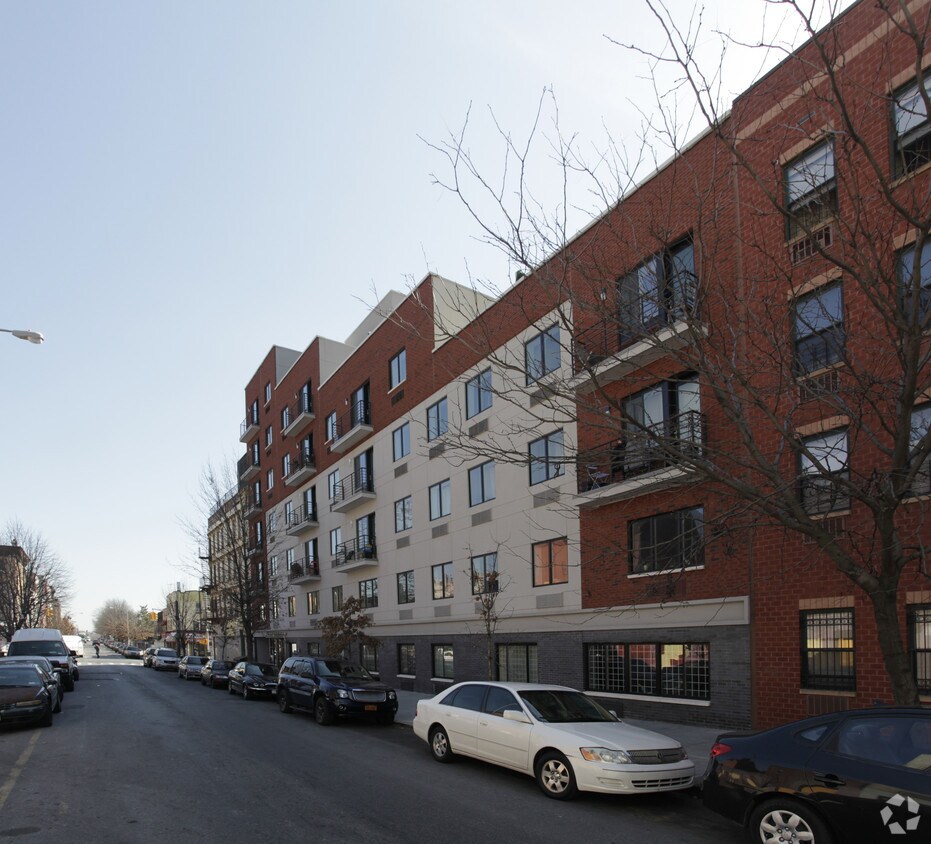 Foto del edificio - 150-158 Johnson Ave