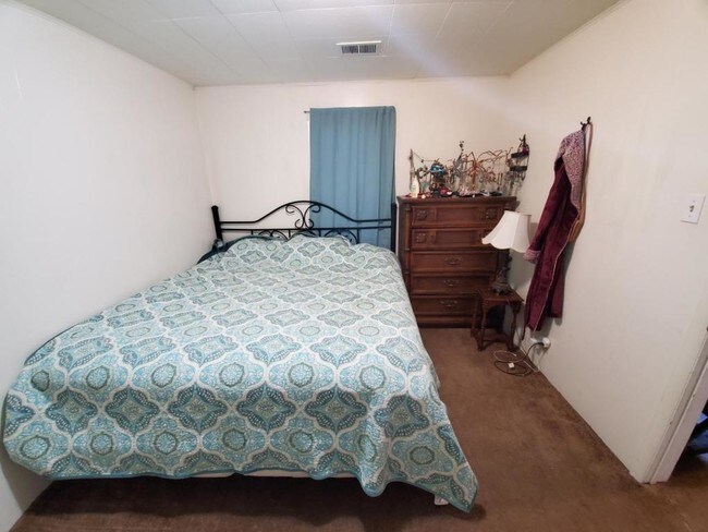 Building Photo - 1544 W Oak Street Unit 3