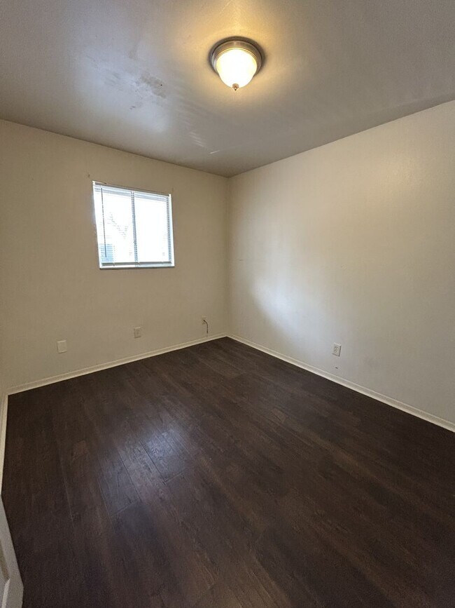 Foto del edificio - 208 W 1st St