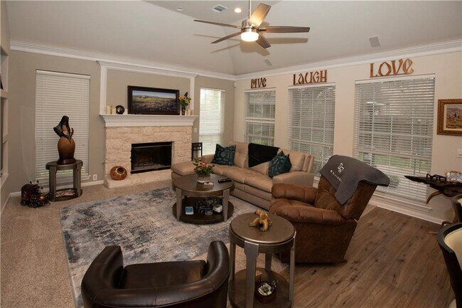 Building Photo - 10030 Estancia Ln