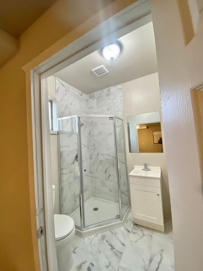 634 S Front St Unit 634 S Front St A, Earlimart, CA 93219 Room for Rent in Earlimart, CA