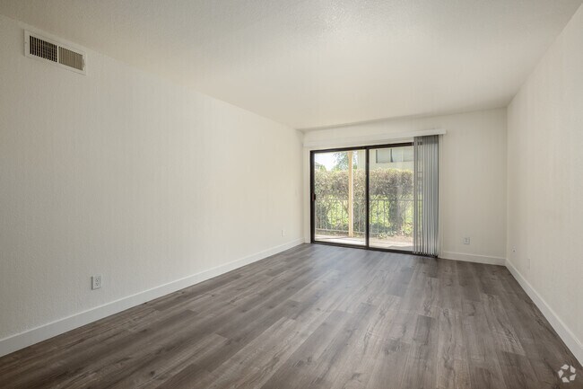 2 habitaciones, 1 baño - 872 pies cuadrados - Sala de estar - Lakeside Village