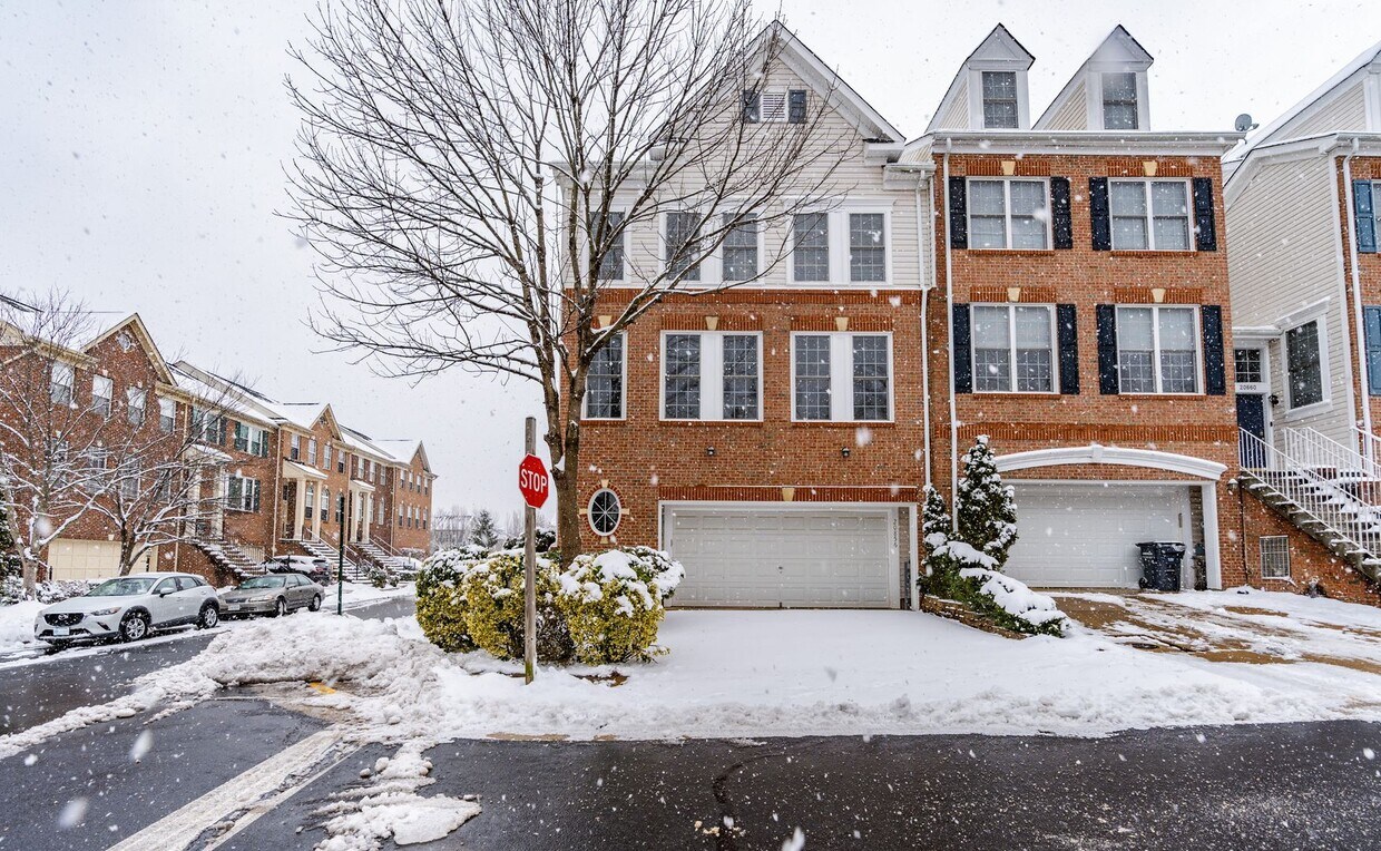Foto principal - Immaculate 3 Bed 2 Full & 2 Half Bath End ...