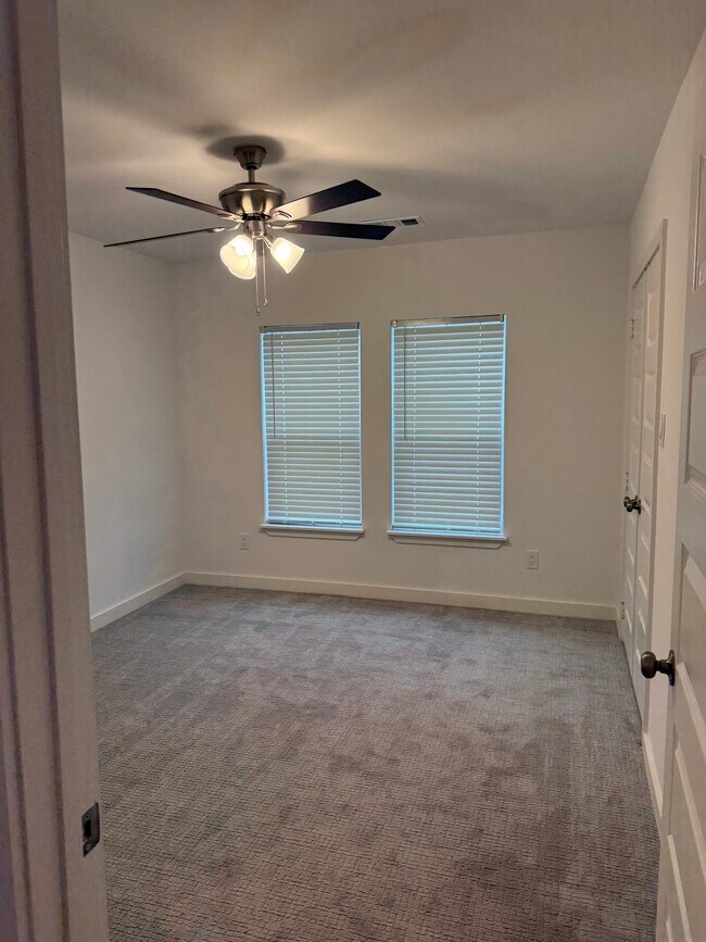 Foto del edificio - 1019 E Waco Ave