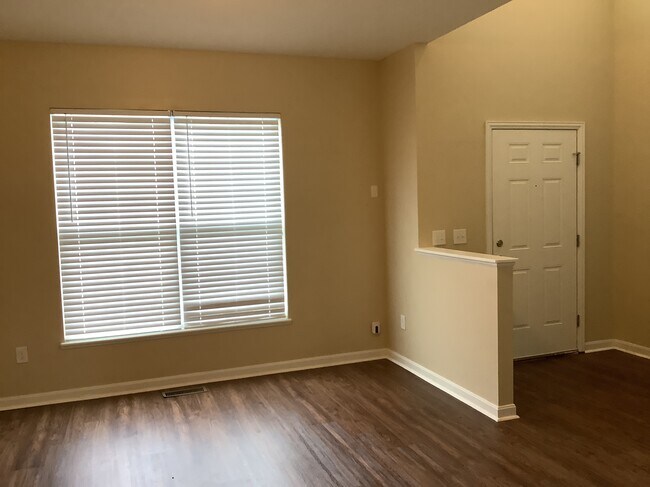 Building Photo - 390 Modesta Rd