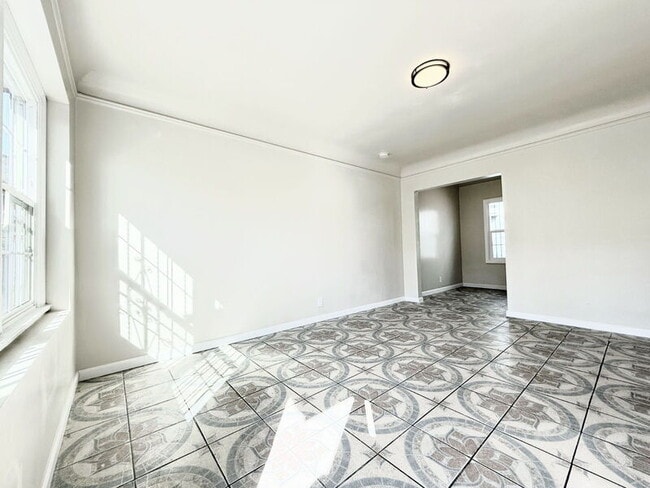 Building Photo - 338 W 61st St