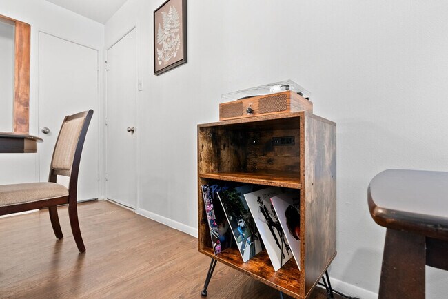 Foto del edificio - 813 Riderwood Dr