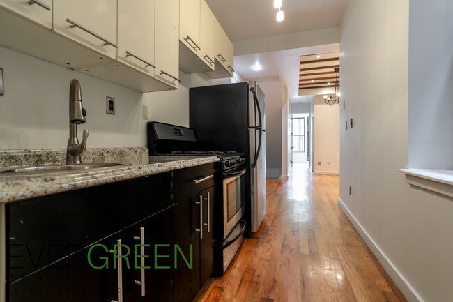 Building Photo - 913 St Johns Pl
