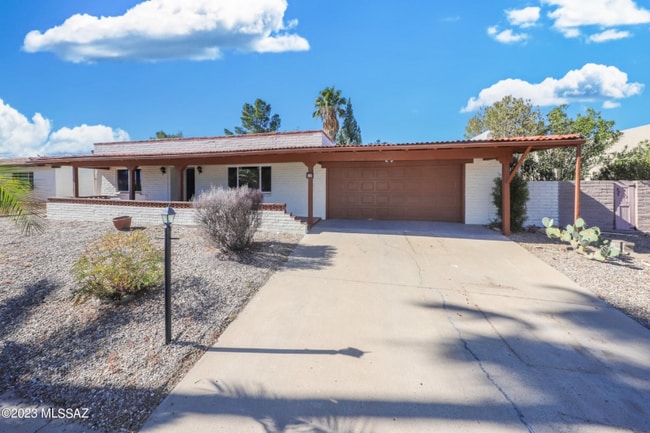Building Photo - 841 N Abrego Dr