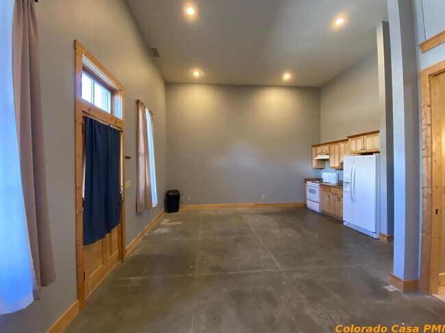 Building Photo - Studio apartment in Buena Vista
