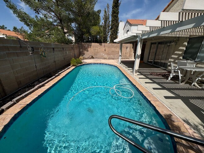 Foto del edificio - Two story home with sparkling private pool.