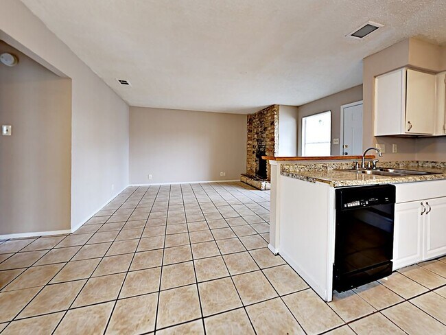 Building Photo - 9901 Roxanna Dr