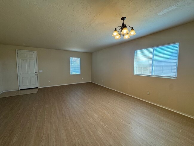 Building Photo - Spacious SW Bakersfield Home!