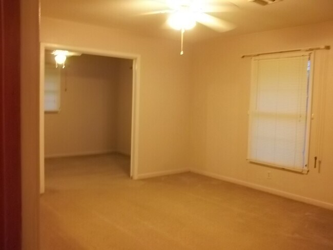 Living Room - 300 Broadmoor Blvd