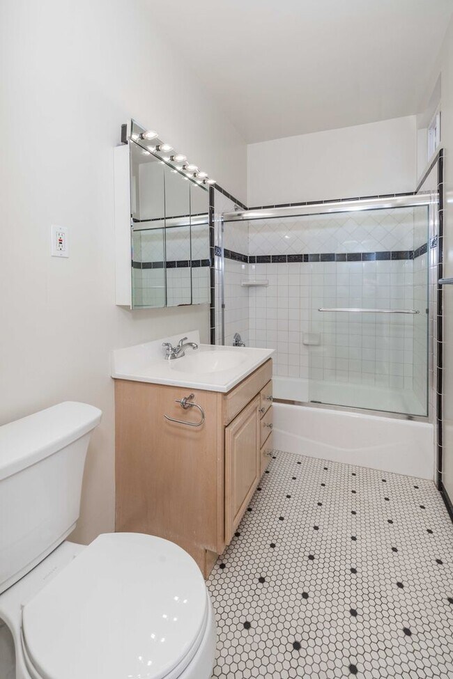 Foto del edificio - TOP FLOOR 1BR. Remodeled! W/D IN-UNIT! Dishwasher!
