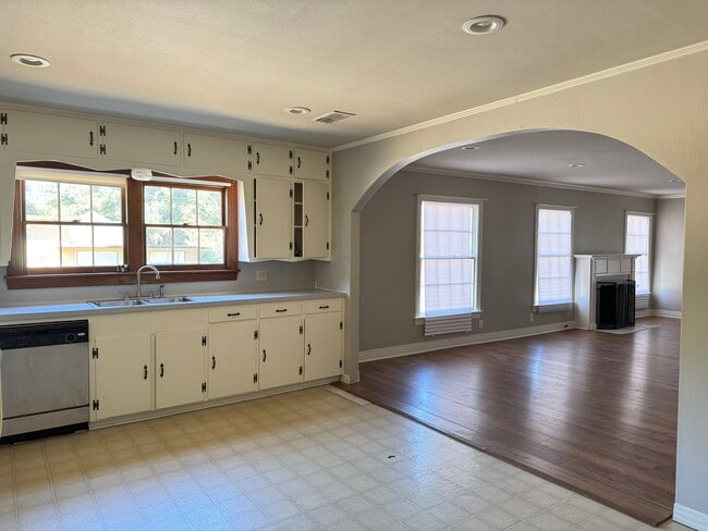 Building Photo - 1521 S Wall Ave
