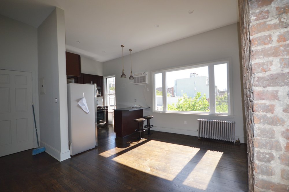 Primary Photo - 323 Leonard St