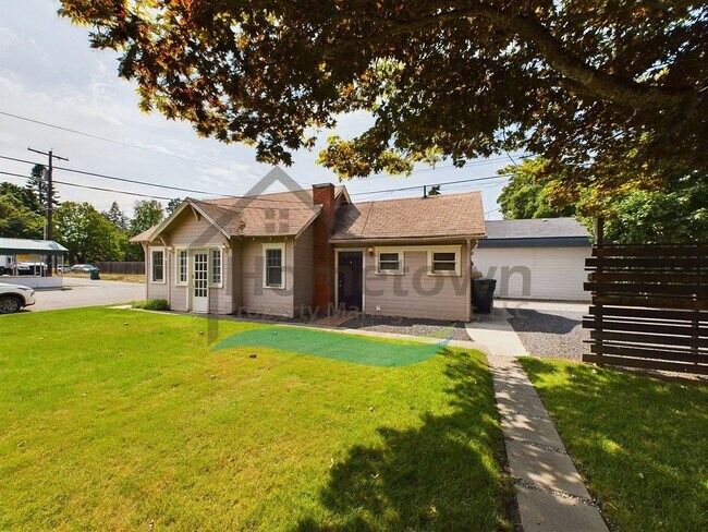 Foto del edificio - 1 Bedroom Cottage with Off-Street Parking Available in Midtown Coeur d'Alene!