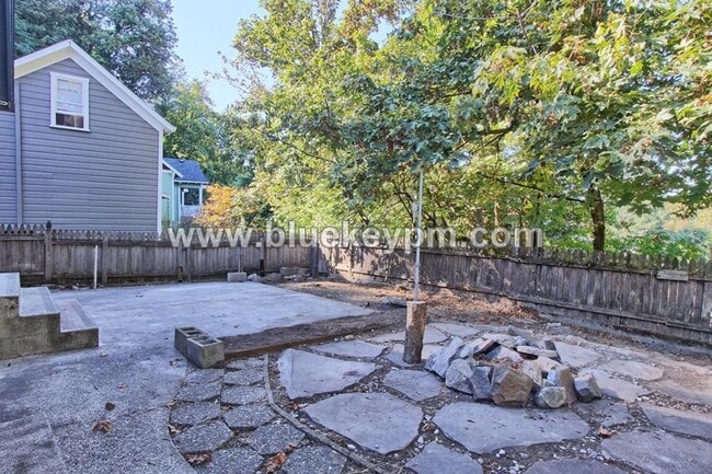 Building Photo - 3 Bed, 2 Bath Craftsman Home on Dead End R...