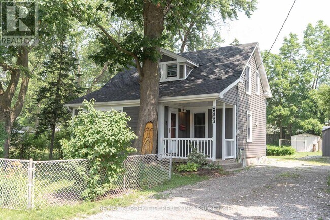 Photo du bâtiment - 5853 McLeod Rd