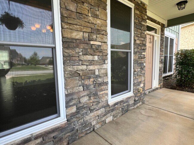 Foto del edificio - 327 Clearwater Ln