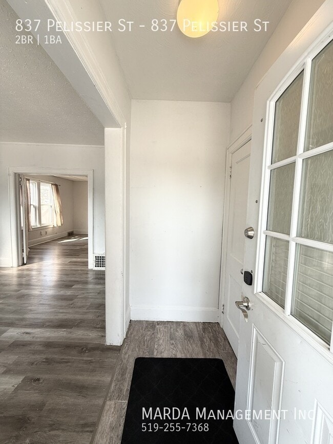 Building Photo - CHARMING 2 BED/1 BATH MAIN FLOOR UNIT DOWNTOWN - ALL INCLUSIVE!