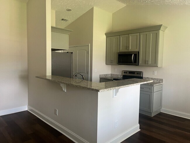 Foto del edificio - 3 bedroom plus a spacious bonus room home