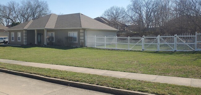 Foto del edificio - 3 bd, 2 ba house in SW Katy Lake Estates subdivision, fenced, w/d included, corner lot