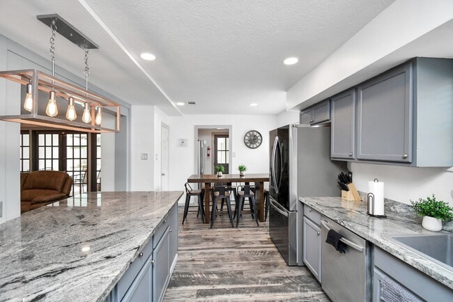 Building Photo - 15711 Creekhaven Dr