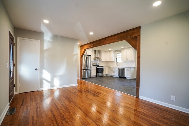 Building Photo - 228 Cherry Dr