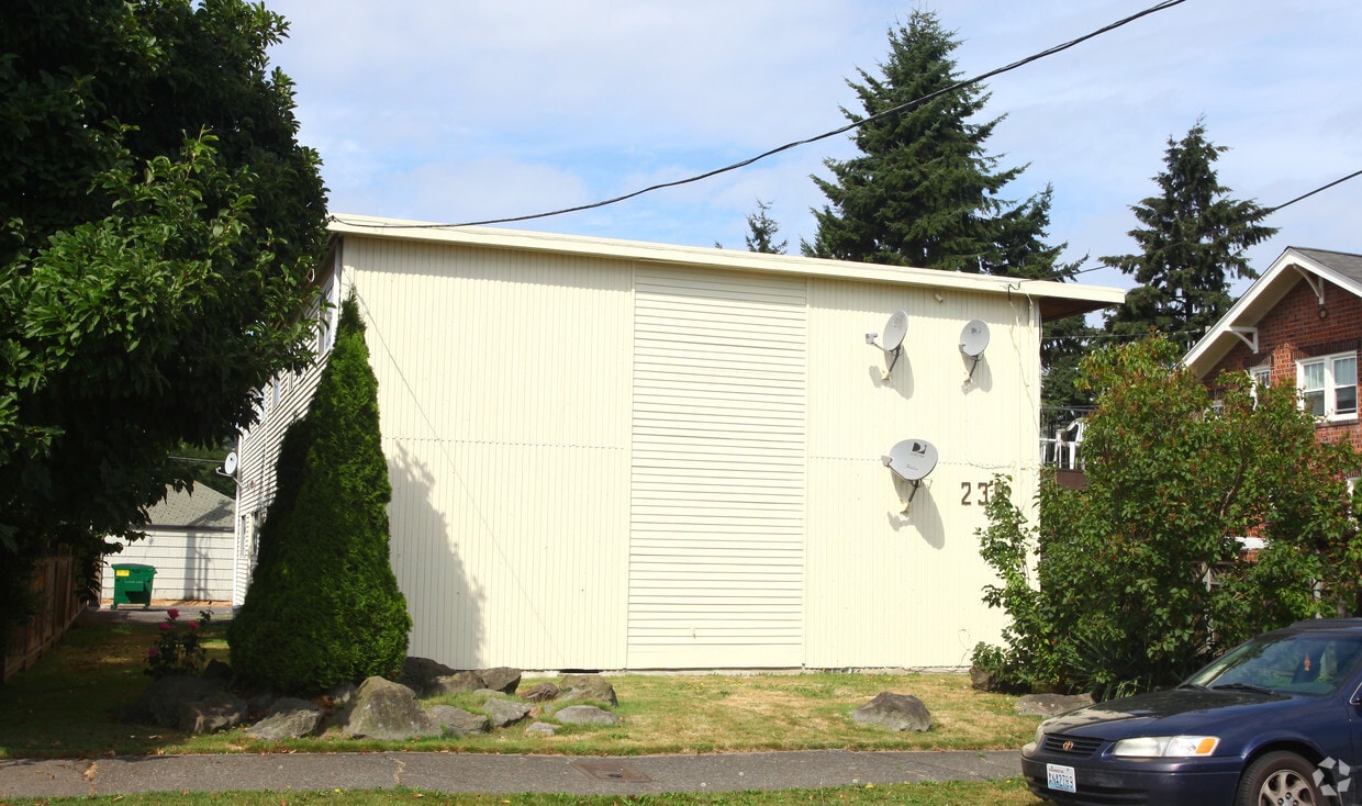 Building Photo - 239 Williams Ave N