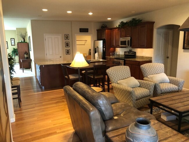 Building Photo - Great location with lots of amenities! 4 b...