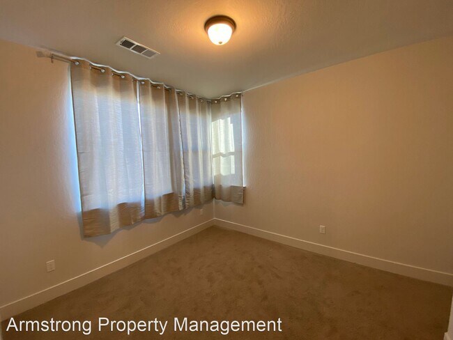 Foto del edificio - 4 br, 3.5 bath House - 3339 W. Good Avenue