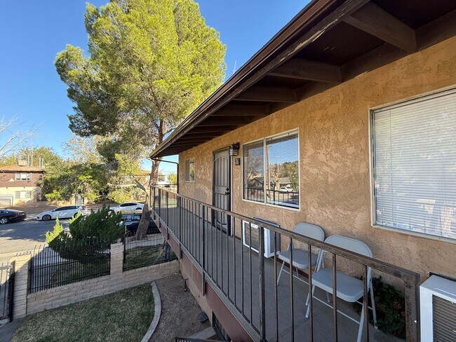 Foto del edificio - Palmdale 1 bedroom - Upstairs unit