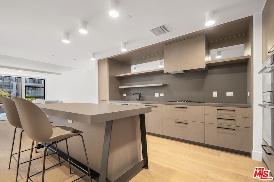Foto principal - 10777 Wilshire Blvd